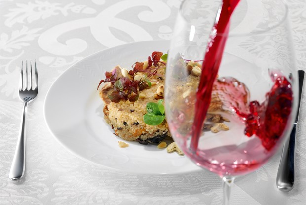 Цесарка с кускусом и сухофруктами