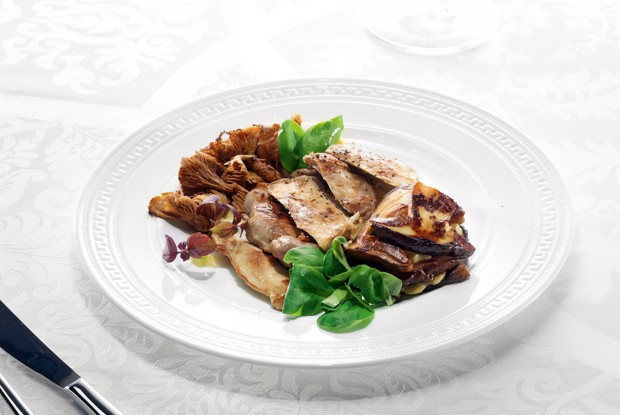 Цесарка с лисичками, белыми грибами и муссом из пастернака
