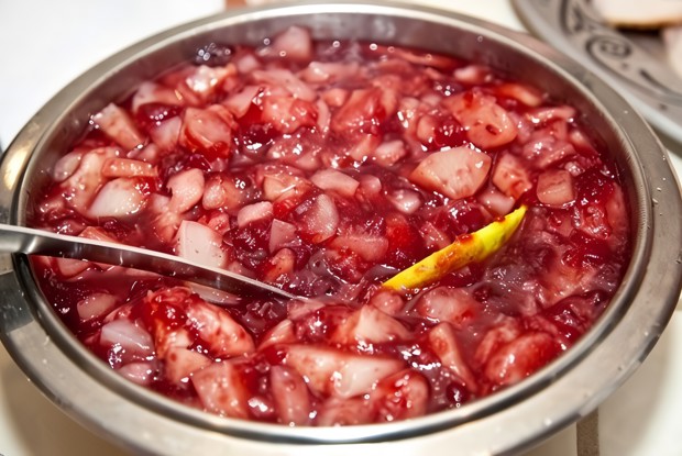 Чатни из ревеня с клюквой и красным луком
