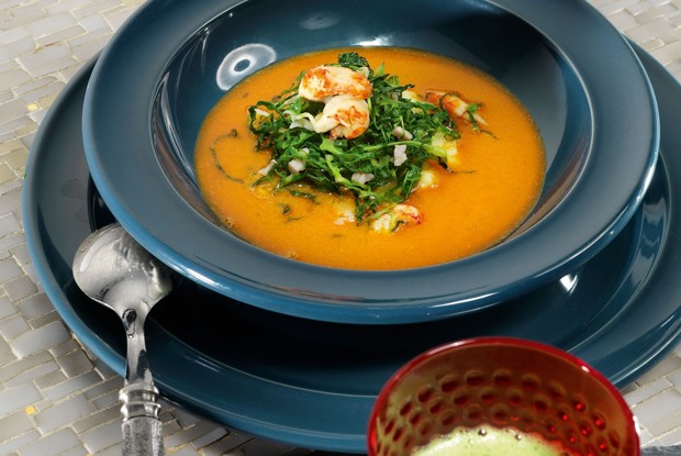 Чаудер с креветками, раками и савойской капустой