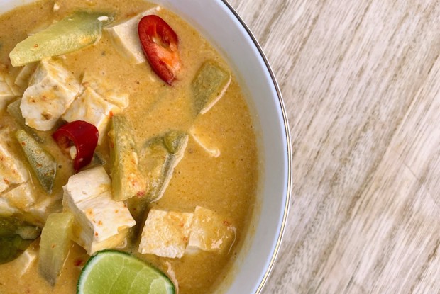 Чайот в пряном кокосовом соусе с тофу