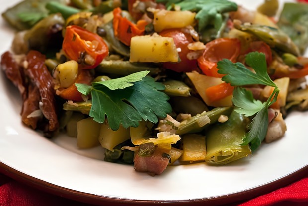 Чечевица с овощами и беконом