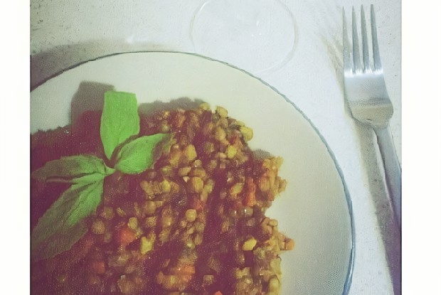 Чечевица с томатами и зеленью