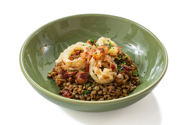 Чечевица с тушеным мясом и луковыми кольцами