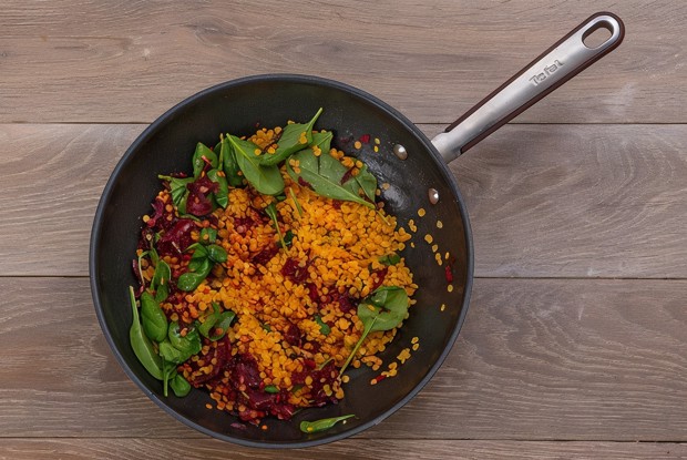 Чечевица со свеклой, шпинатом и йогуртной заправкой