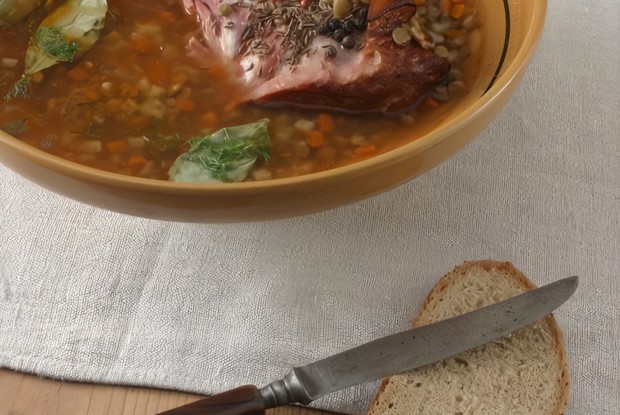 Чечевичный суп со свининой и сыром с плесенью