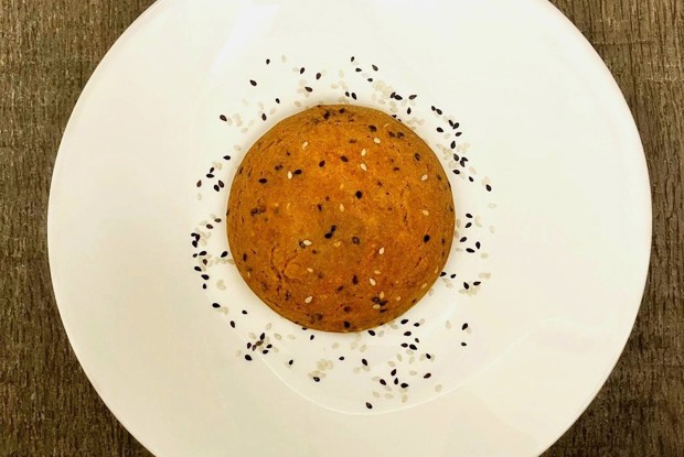 Чечевичные лепешки с кунжутными семечками