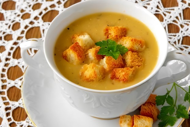 Чечевичный суп с чесночными сухариками