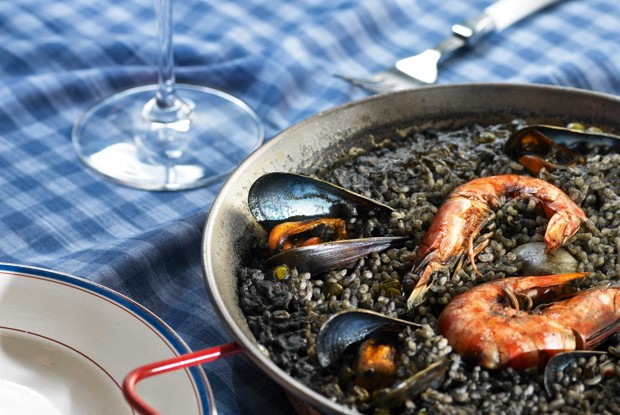 Черная паэлья с креветками