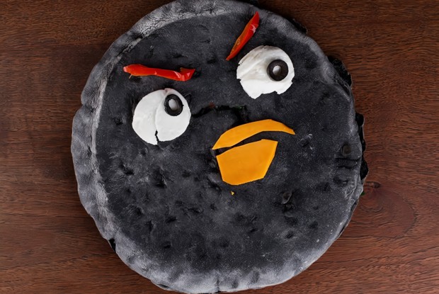 Черная пицца c фаршированными помидорами, рукколой и соусом из тунца