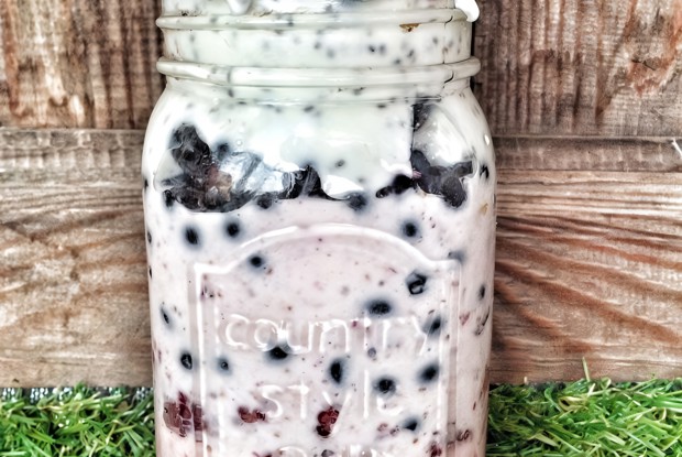 Чернично-малиновый йогурт с семенами чиа