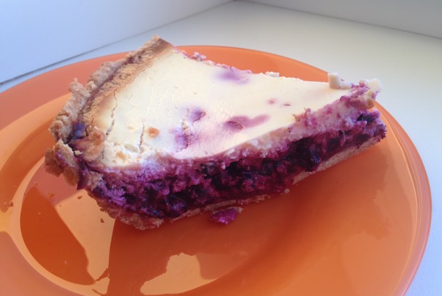 Чернично-сметанный пирог на цельнозерновом корже