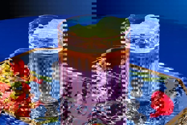 Черничный холодный латте