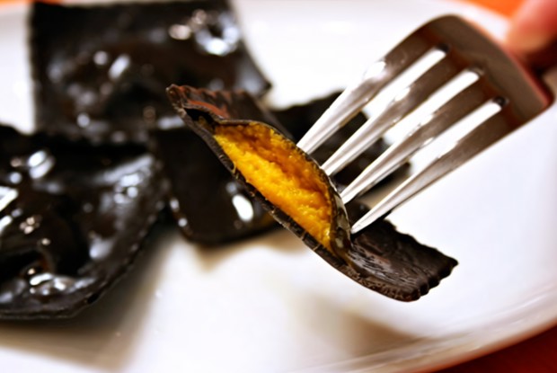 Черные равиоли с тыквой