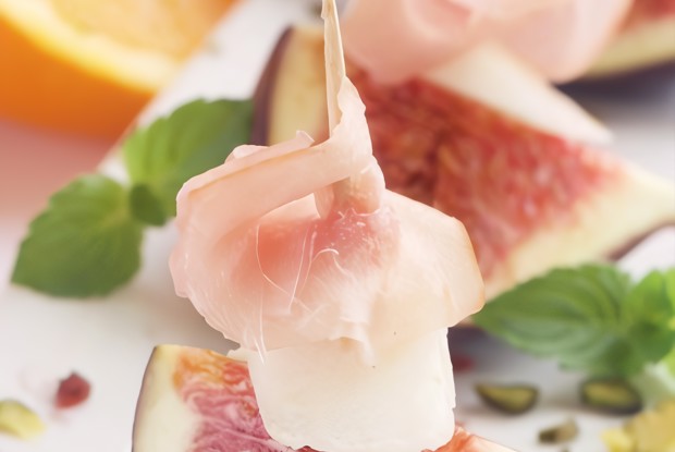 Черный инжир с козьим сыром, завернутый в прошутто