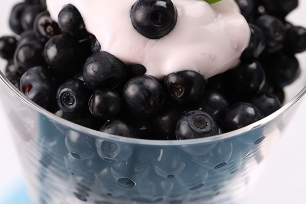 Черника с кленовыми взбитыми сливками