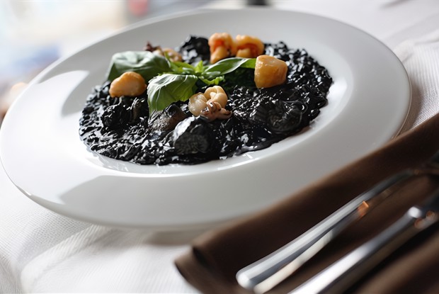 Черное ризотто с морепродуктами