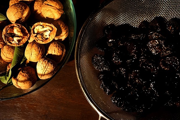 Чернослив, фаршированный грецким орехом, в сметанном соусе