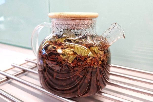 Черный чай с травами и кардамоном