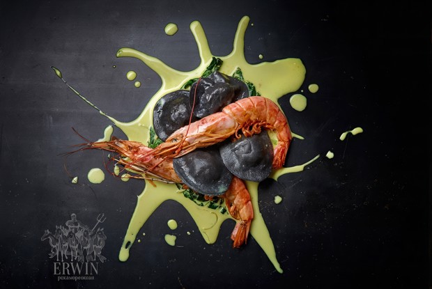 Черные равиоли с креветкой и сибасом