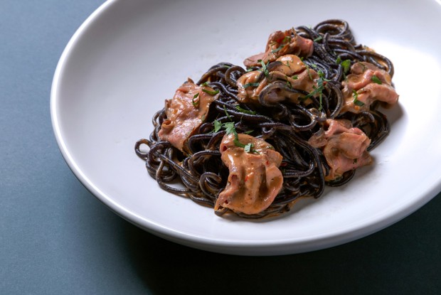 Черные спагетти с ростбифом в соусе черный перец