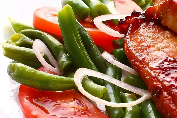 Чесночная зеленая фасоль с томатами и зеленью