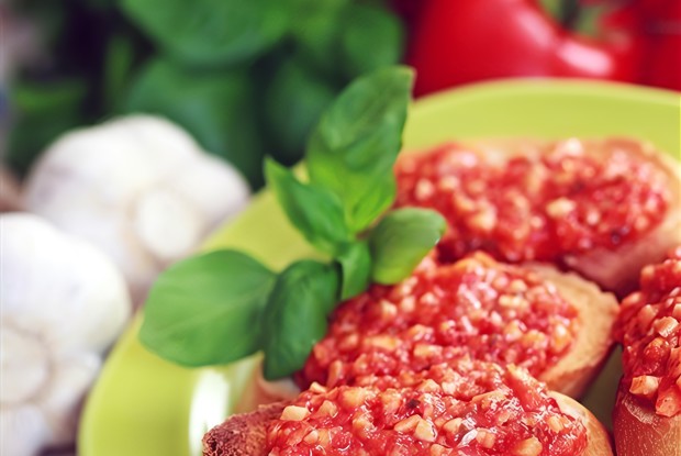 Чесночная брускетта с томатами, красным луком и базиликом