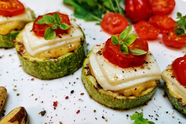 Чесночная закуска из кабачков