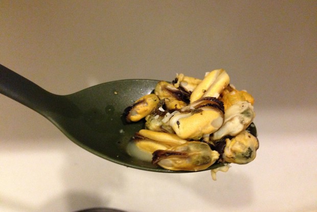 Чесночные мидии с ромом и розмарином