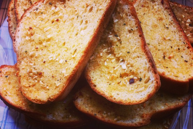 Чесночный хлеб (garlic bread)