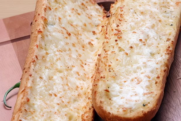 Чесночный хлеб со сливочным маслом