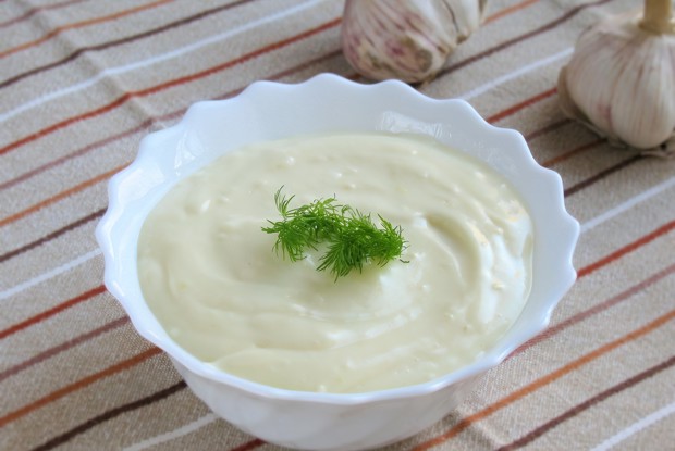 Чесночный соус к дерунам