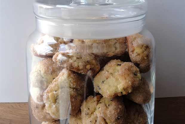 Чесночное печенье с соевым соусом