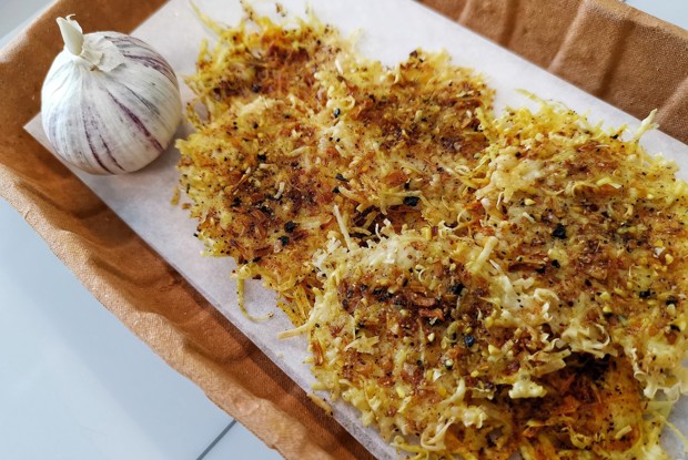 Чесночно-луковые сырные чипсы