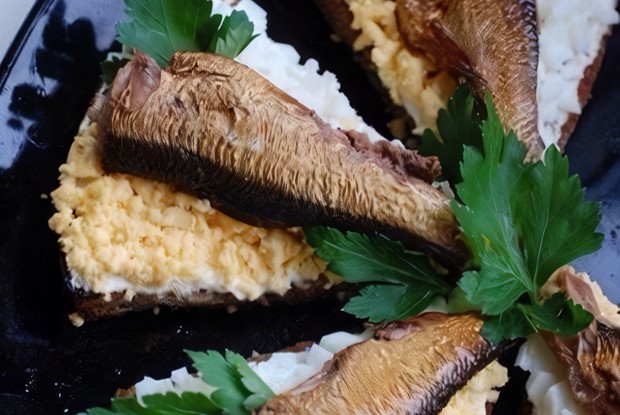 Чесночные гренки с яйцом и шпротами