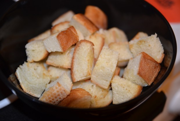 Чесночные крутоны из белого батона