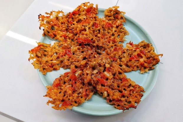 Чесночные сырные хрустящие кето-ломтики