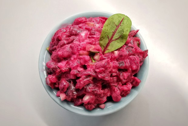 Чесночный салат из свеклы и сельдерея