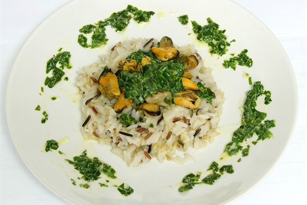 Четыре риса с мидиями и соусом из шпината