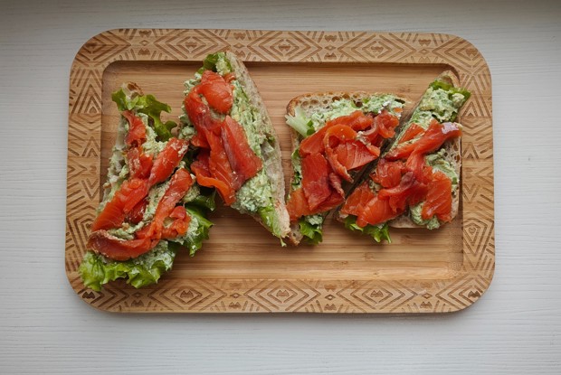 Чиабатта с красной рыбой и авокадо