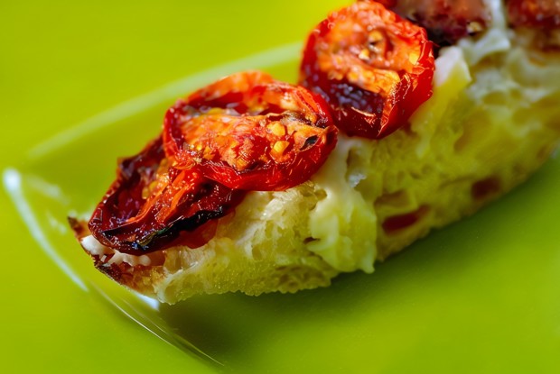 Чиабатта с вялеными томатами, чесноком и петрушкой