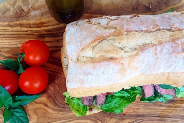 Чиабатта со стейком и овощами