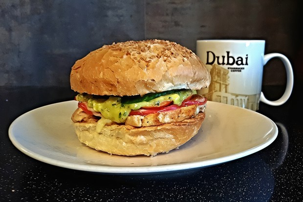 Чикенбургер с голландским соусом