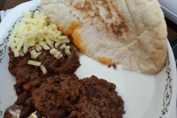 Чили кон карне с фасолью и острым томатным соусом