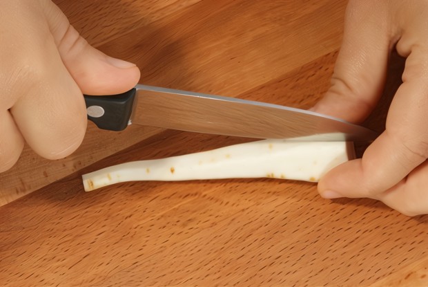 Чипсы из пастернака с трюфельным маслом и пармезаном