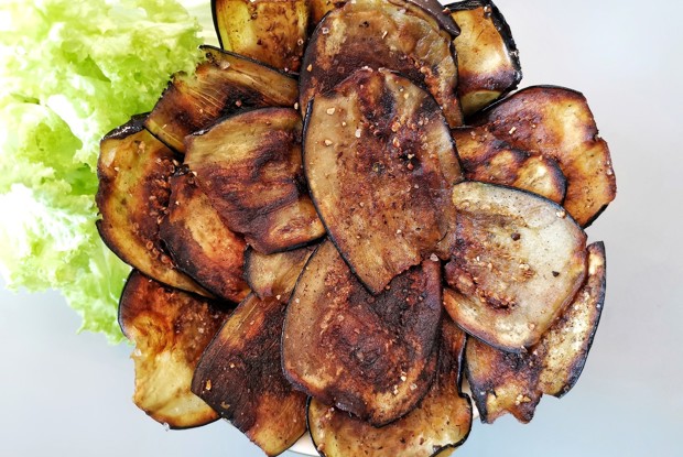 Чипсы из баклажанов с солью и паприкой