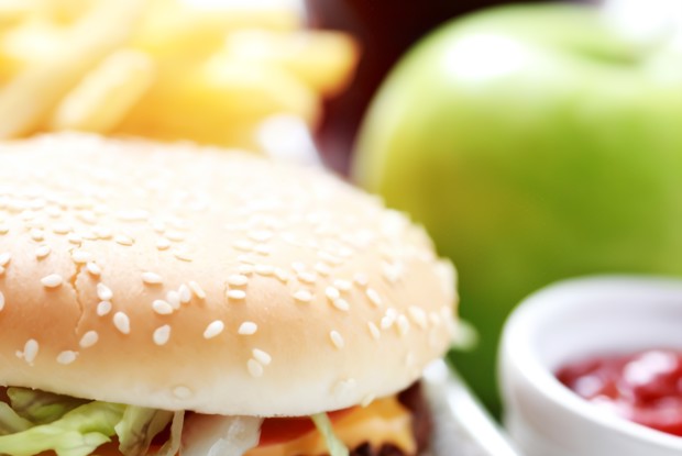 Чизбургер из свинины с авокадо и кинзой