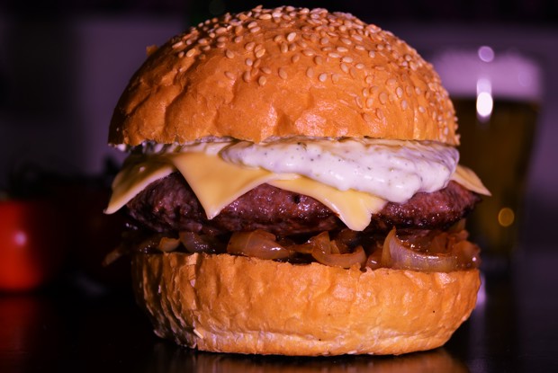 Чизбургер с карамелизованным луком с бальзамическим уксусом и соусом тартар