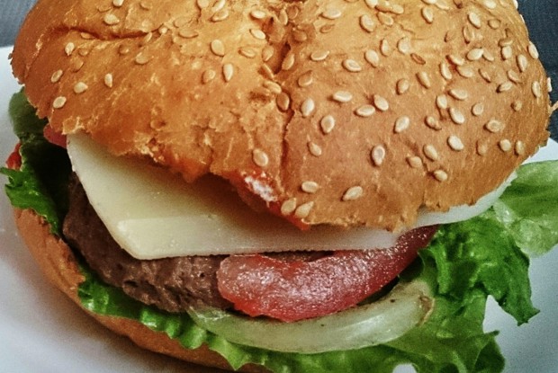 Чизбургер с телячьей котлетой гриль