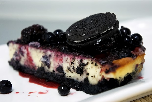 Чизкейк из шоколадного печенья с ягодным соусом